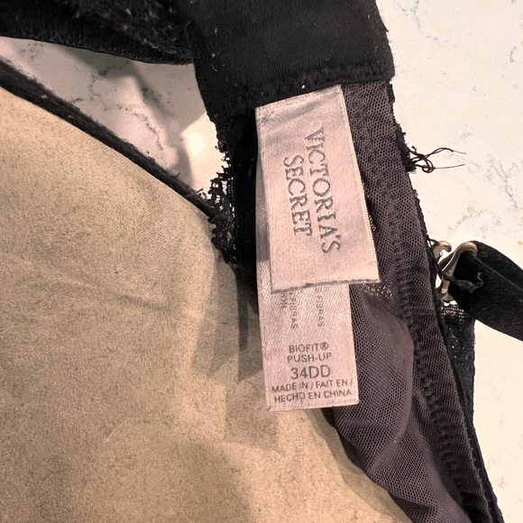 VICTORIA’S SECRET - BIOFIT black lace bra - 34DD - Picture 11 of 12